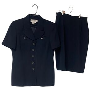 Larry Levine Skirt Suit Navy Short Sleeve 5Button Pockets Lined Pleated Size 12